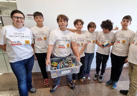 Șase copii de 13 ani din Brașov duc România la un campionat de robotică din Australia cu un proiect de arheologie high-tech