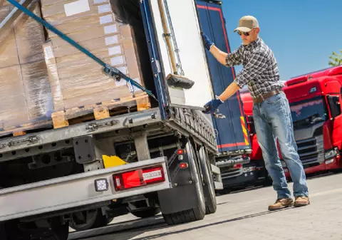 Șoferii de camion, care transportă mărfuri, nu au obligația de a le descărca sau încărca