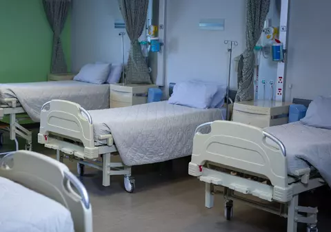 În spatele ușilor închise din spitale. Paradoxul medical: de ce respectarea mecanică a procedurilor nu garantează siguranța pacientului