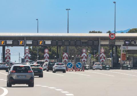 Un șofer a fost pus să plătească 12.600 de euro, câte 50 de euro pentru fiecare trecere neplătită prin taxatoarele de pe autostradă, în Franța