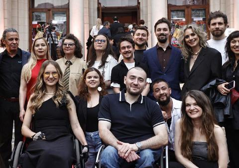 Trofeu pentru incluziune, dar acces prin ușa pentru decoruri și marfă! Culisele tehnice de la Gala UNITER: Ce s-a întâmplat în spatele scenei cu actorii în scaun rulant ai piesei „Supernormalii”