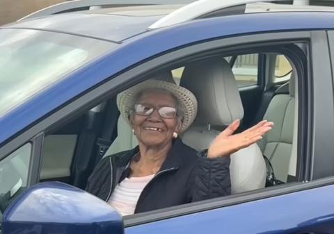 Cea mai bătrână șoferiță din lume are 108 ani și tocmai și-a reînnoit permisul: „Fac aceleași exerciții dimineața de 20 de ani” | VIDEO