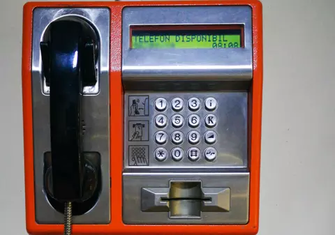 Cât costă ultimele telefoane publice din Constanța: Vânate de colecționari, dar uitate de autorități pe pereți
