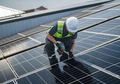 Acoperiș din țigle fotovoltaice, într-o comună din România. Cât costă un acoperiș de 100 mp și cât curent generează