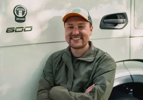 Un șofer german și câinele lui reinventează provocarea lui Jules Verne: 45.000 km în jurul Pământului, cu un camion electric și doar 80 de încărcări