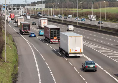 Noi reguli pentru șoferii cu permis categoria B din 1 iulie 2026: tahograf obligatoriu pentru vehicule între 2,5 și 3,5 tone care fac transport internațional în UE