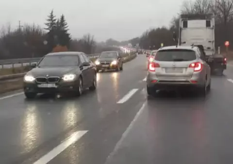 Haos pe cel mai important drum din Serbia spre România, pe malul Dunării: „Nu e semnalizat. Se circulă pe interzis. Dacă cineva vine tare și nu știe, te bușești!”