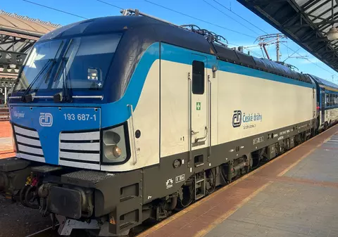 Un mecanic de locomotivă băut a uitat să mai deschidă ușile în stații, în Cehia. Acum este cercetat penal