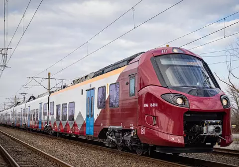Trenurile moderne sunt obligate să încetinească în unele zone sub 40 km/h: „O regulă arhaică din 1975 frânează ramele noi”