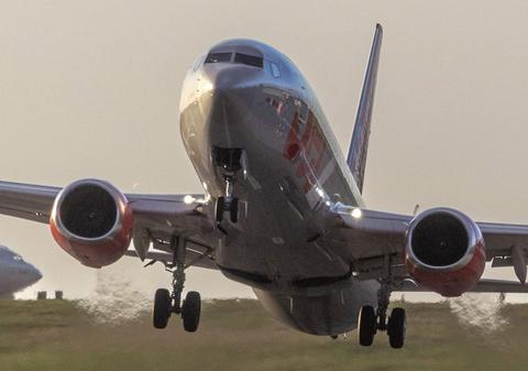 Clipe de coșmar în avion după ce un pilot a suferit un infarct la 9.000 de metri altitudine: „Stewardesele căutau disperate un doctor”