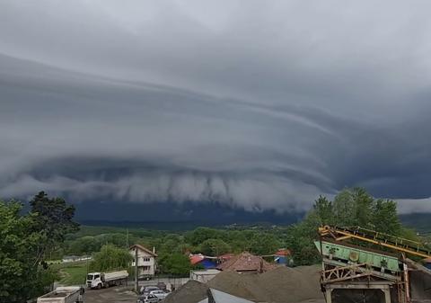 Cum a arătat norul arcuș, „shelf cloud", care prevestește furtuni puternice, în Vâlcea