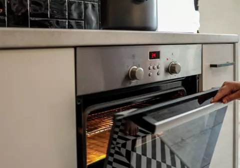 Ușa cuptorului se lasă deschisă sau închisă după ce ai gătit?