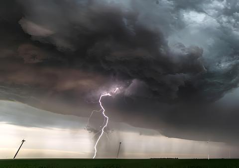 Fenomene meteo extreme lovesc în aproape toată țara, vineri și sâmbătă. Harta ANM cu județele aflate sub cod galben de vijelii