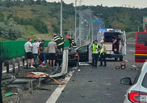 Trei persoane au fost rănite după ce o mașină s-a izbit violent de glisiera mediană, pe A2, la Cernavodă. Un elicopter SMURD a fost trimis