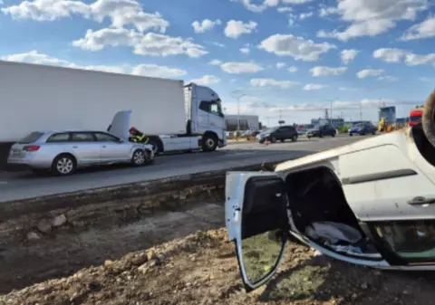 O mașină a ajuns în șanț cu roțile în sus, după ce un șofer vitezoman cu Audi s-a ciocnit de el, lângă Aeroportul Oradea