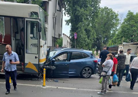 Un tramvai a lovit o mașină în București, după ce autoturismul a fost proiectat pe șine în urma unui accident