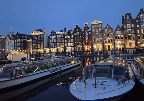 Amsterdam e atât de supărat pe turiști, încât vrea să închidă portul de croaziere și să-i taxeze cu 20%