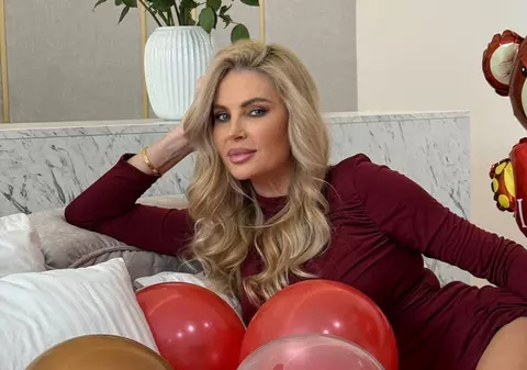 Imagini îndrăznețe cu Andreea Bănică într-o rochie complet transparentă. Artista și-a lăsat toate formele la vedere