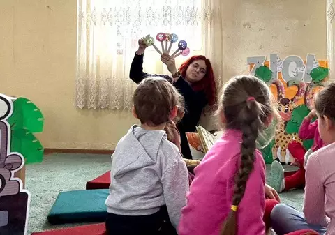 „Am suferit de sindromul impostorului cu diplomă”. O educatoare îl invită pe ministrul Educației într-o grădiniță de la sat, unde copiii învață la sobă și folosesc toaleta turcească 