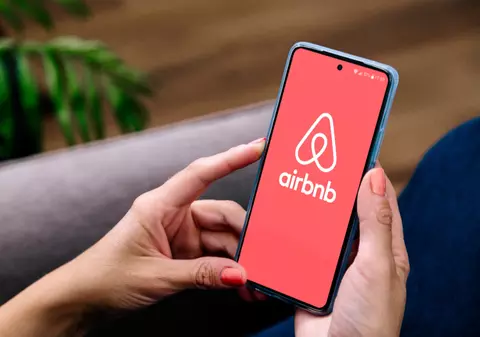 Chiriași dați afară din apartamente sub pretextul renovării, le găsesc apoi pe Airbnb: „Se întâmplă din nou și din nou”