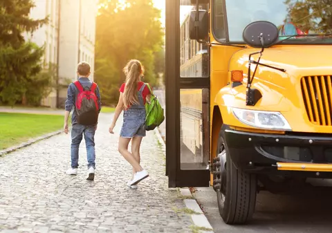 Șofer de autobuz concediat după 17 ani pentru că lăsa elevii acasă, ca să-i ferească de pericole: „Abatere gravă”