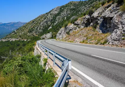 Pericolul de pe cea mai modernă rută spre litoralul din Muntenegru: De ce iau foc mașinile pe autostrada „Prințesa Xenia”