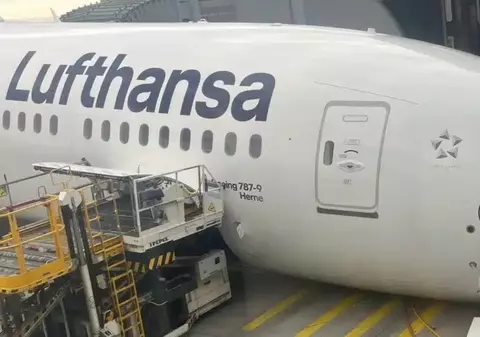 Mai mulți răniți pe aeroportul din Frankfurt după ruperea trenului de aterizare al unui avion, înainte de îmbarcare