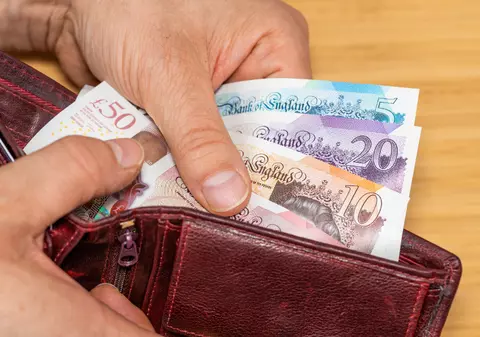 A cheltuit 300.000 de lire să transforme o clădire abandonată într-un loc de vacanță, dar nu are voie să locuiască acolo