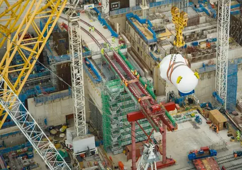 Cea mai mare macara din lume a mutat un reactor nuclear de 500 de tone cu o precizie de 40 de milimetri