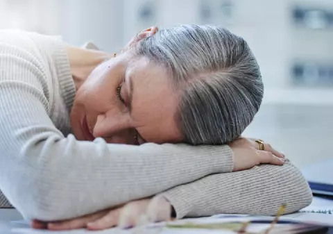 Boala invizibilă care fură spontaneitatea. Cum e să trăiești în România cu o afecțiune rară în care până și un zâmbet devine efort suprem