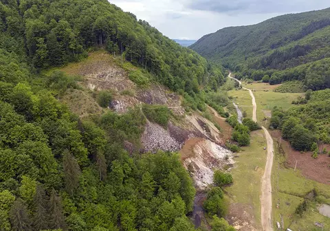 Cariera uitată din Budureasa, unde se găsește „cel mai mare zăcământ de brucit din Europa”. România, pe cale să devină singurul producător de magneziu din UE