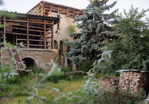 Palatul Voievodal Curtea Veche așteaptă restaurarea: povestea unui monument unic în România abandonat ani la rând 