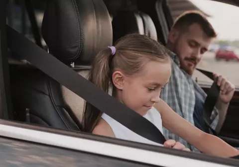 Cine este obligat să poarte centura de siguranță. Amenda pentru cei care nu respectă regula e de 405 sau 607,5 lei