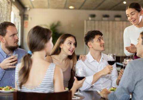 Plata la tejghea în restaurante devine tot mai frecventă și dezvăluie o schimbare majoră în industrie