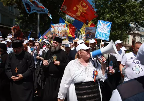 „Marșul Normalității”, condus de Diana Șoșoacă, a adunat câteva sute de oameni: scandări împotriva minorităților și a lui Ilie Bolojan