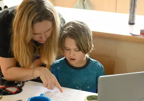 Doi părinți din Vașcău au ales homeschooling-ul și riscă închisoarea pentru că nu și-au trimis cei trei copii la școală