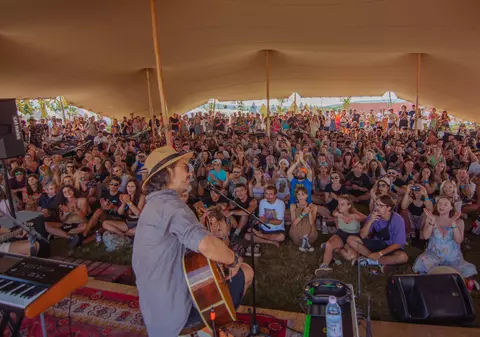 Dilema festivalierului: camping sau oraș?