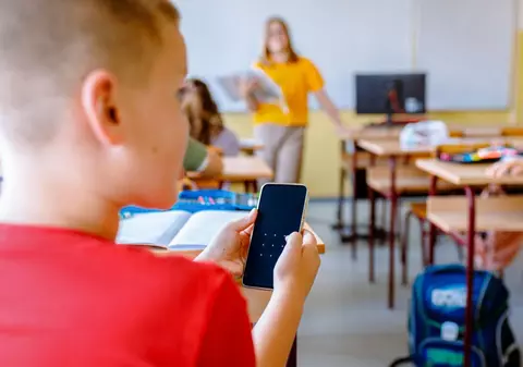 Telefoane interzise în școli și acces restricționat la conținut pentru adulți pentru elevii sub 16 ani din Polonia, de la 1 septembrie