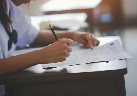 Profesorii universitari „imploră” reintroducerea examenelor de admitere: studenții nu mai știu matematica de gimnaziu sau știința