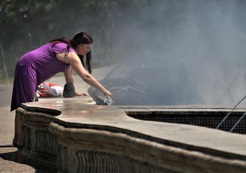 Alertă ANM de temperaturi extreme în București. Meteorologii au activat codul portocaliu și anunță 39 de grade Celsius la umbră