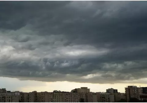 Harta ANM cu fenomene meteo extreme: ploi torențiale, grindină și vijelii în aproape toată țara până marți dimineață