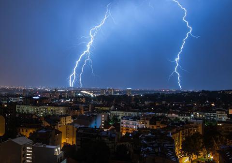 Cod roșu de ploi de peste 40 l/mp și furtună cu descărcări electrice. Lista localităților lovite de fenomene meteo extreme