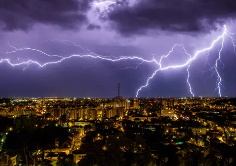 Lista de județe lovite de fenomene meteo extreme. Cod galben de furtuni și ploi de până la 40 l/mp