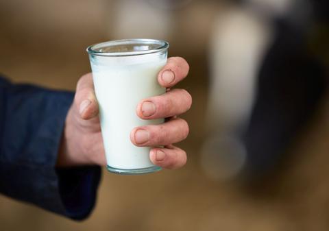 Litrul de lapte se vinde cu 70 de bani la ferme, dar apare cu 2,4 lei în acte. De ce sunt fermierii români amenințați de faliment