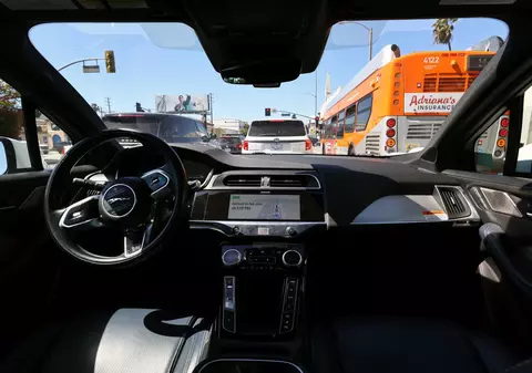 Doi români au mers prin Los Angeles cu taxiul fără șofer si au plătit de trei ori mai puțin ca la Uber