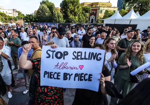 Proteste de amploare în Albania din cauza unui proiect turistic uriaș controlat de Jared Kushner, ginerele lui Donald Trump: „Ivanka, du-te acasă”