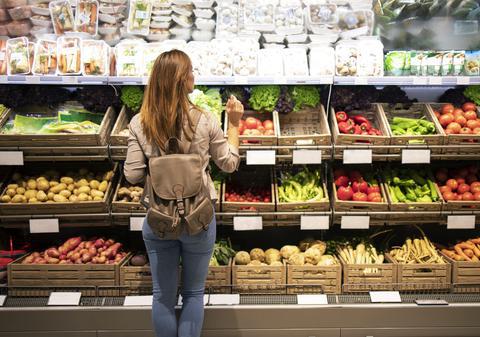 Rețelele sociale schimbă coșul de cumpărături al românilor: ce alimente cresc cel mai mult în consum
