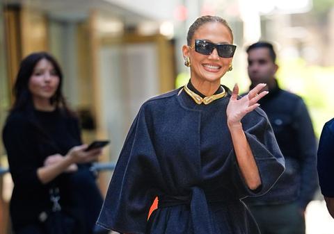 Jennifer Lopez, în pantofi românești la plimbare prin New York. Cum a fost surprinsă vedeta