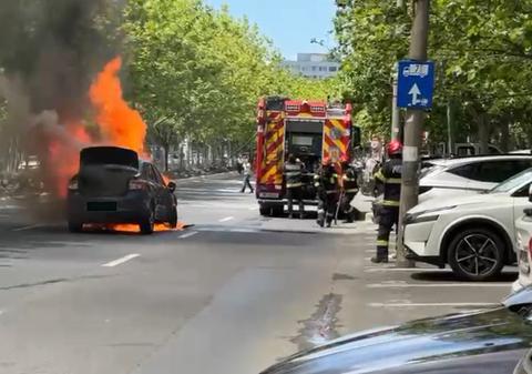 Un Logan a luat foc pe mijlocul șoselei după un accident, în Sectorul 3 din București. În mașină erau o mamă și fiica sa