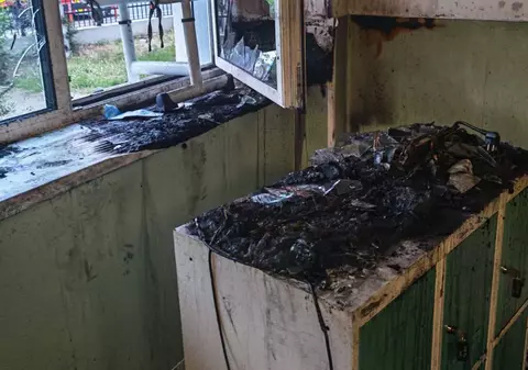 O școală a luat foc în Oradea. Fumul a înghițit clădirea până la etajul 2